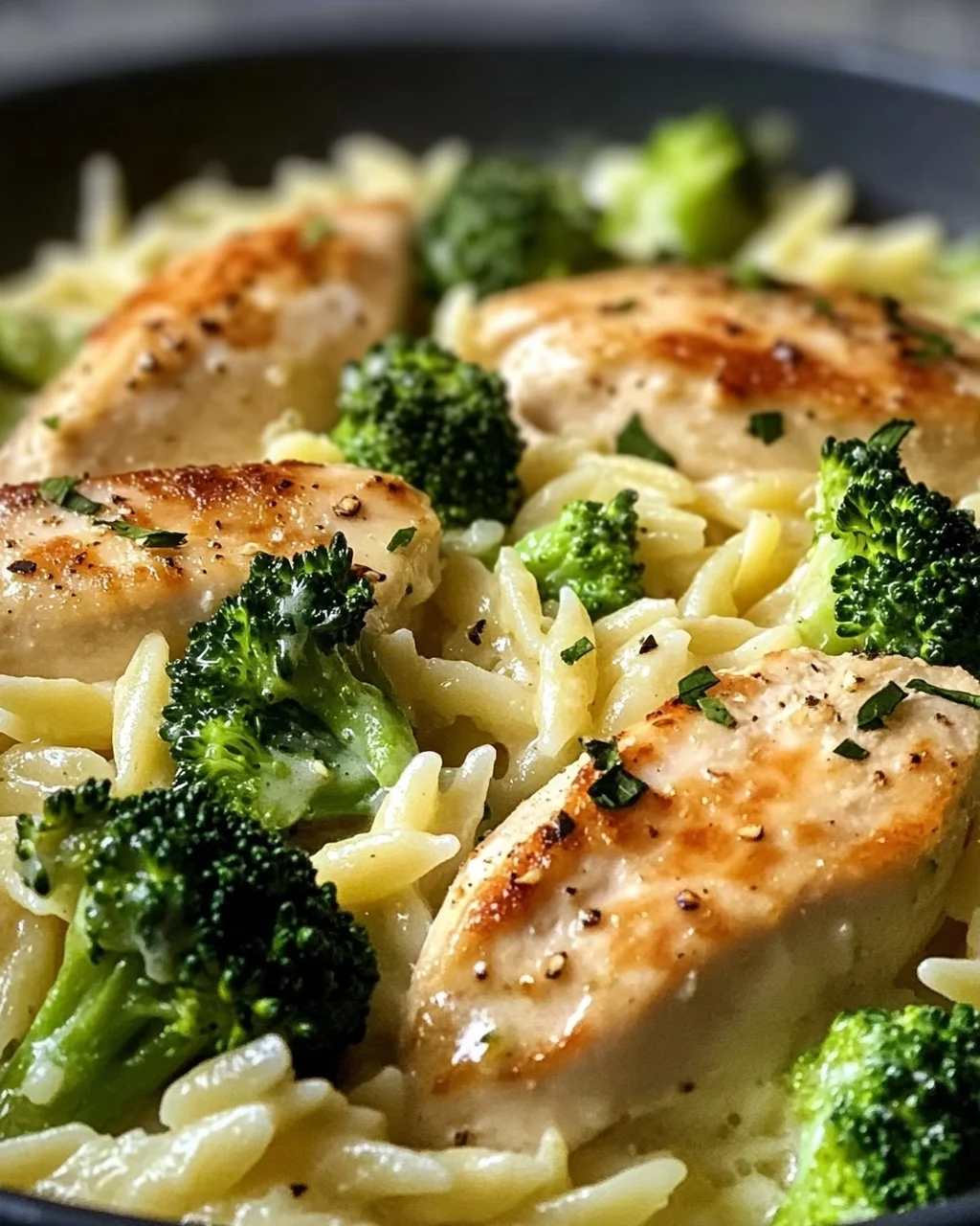 Rezept: Cremiges Hähnchen-Brokkoli-Orzo – unwiderstehlich gut!
