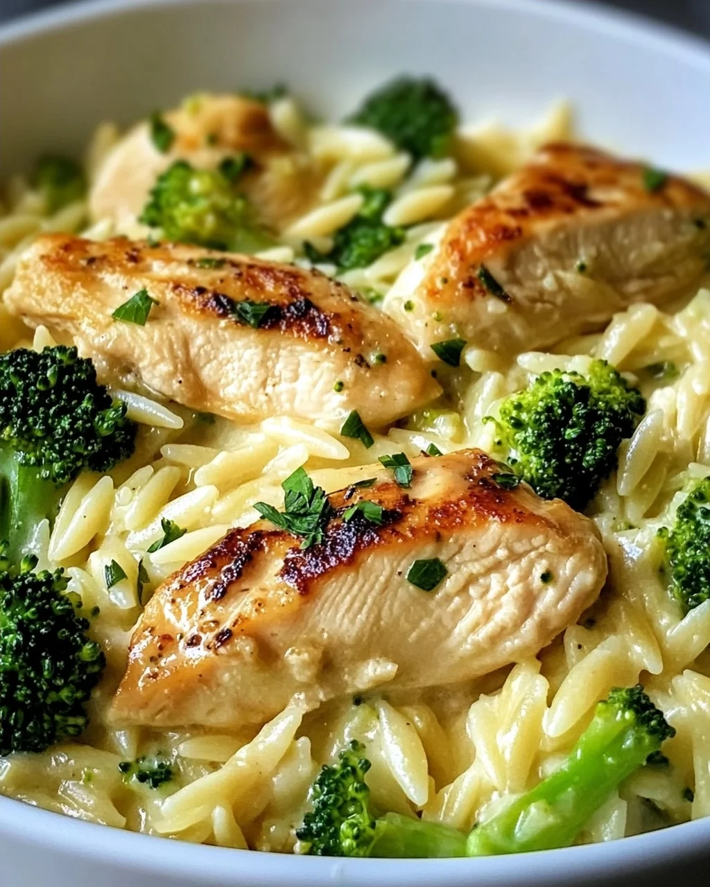Rezept: Cremiges Hähnchen-Brokkoli-Orzo – unwiderstehlich gut!