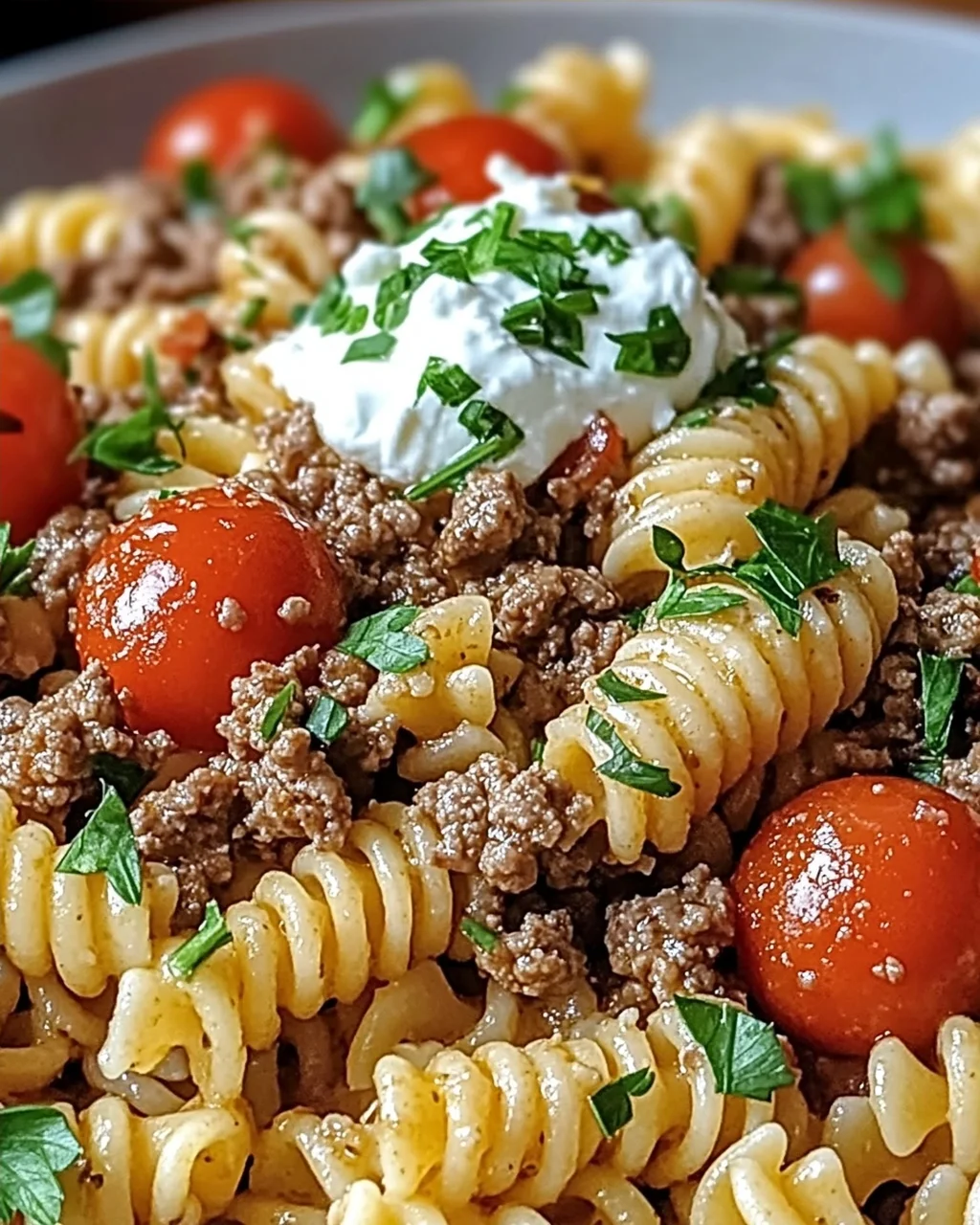 Türkische Pasta mit Knoblauchjoghurt und Hack